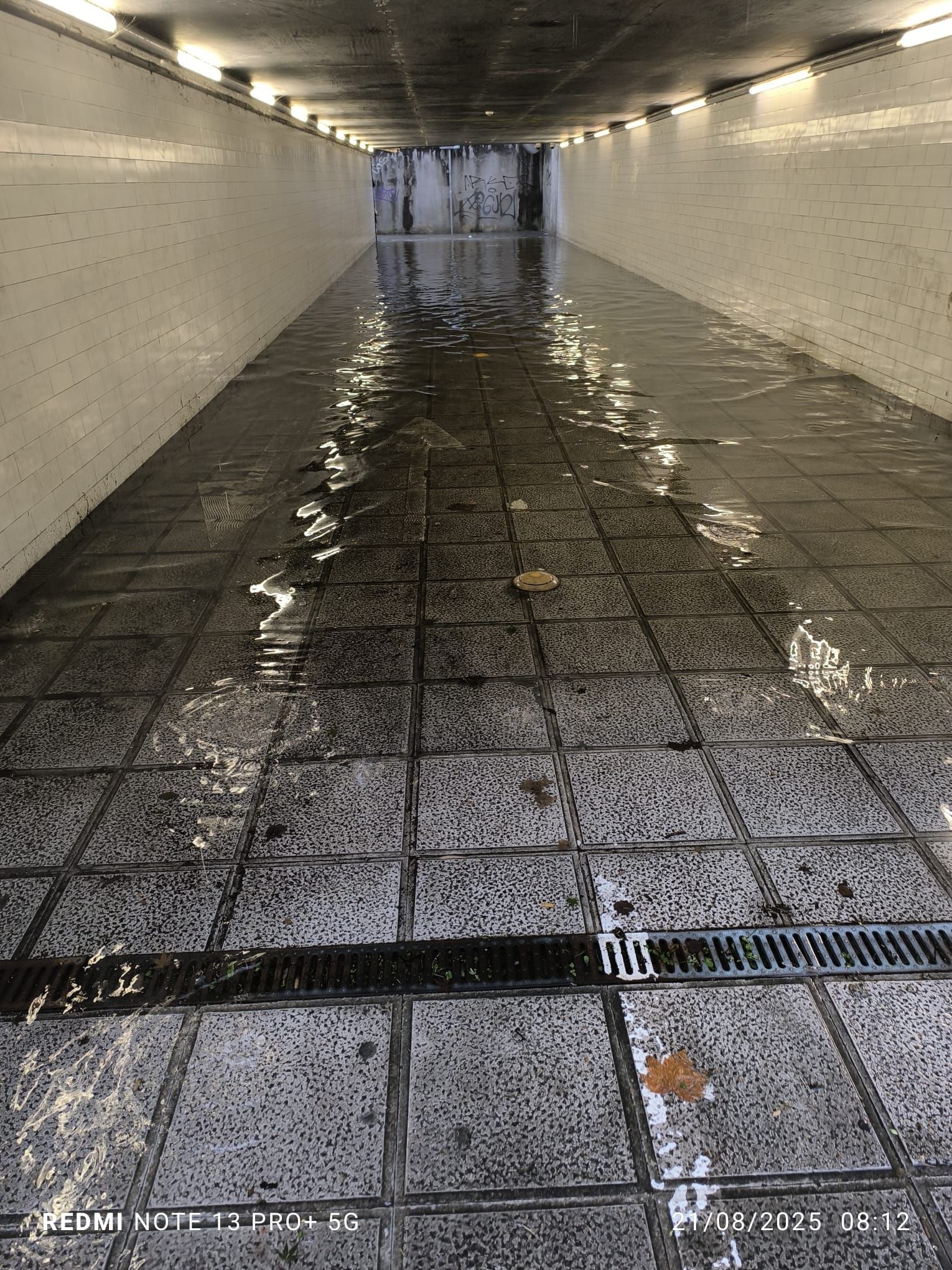 El túnel peatonal bajo el parque de La Marga, también se inundó esta mañana