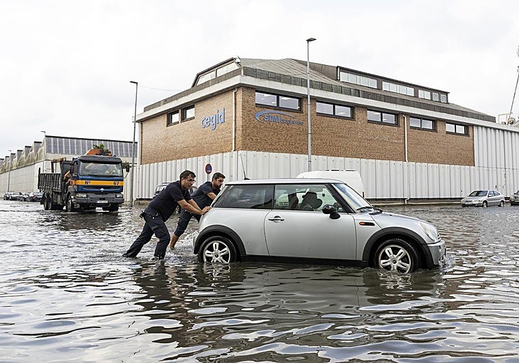 Empujando un coche en el polígono de Candina.