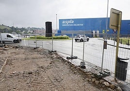 Vehículos acceden al centro de Torrelavega desde el puente entre Aspla y Sniace, que quedará cortado por el desvío del tren.