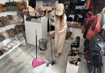 Los comercios de Isabel II y Lealtad, llenos de barro: «Nos ha llegado el agua hasta el almacén»