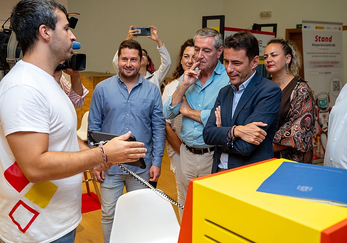 El delegado del Gobierno, este jueves en Suances, durante la visita al stand itinerante del Incibe.