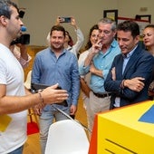 El delegado del Gobierno, este jueves en Suances, durante la visita al stand itinerante del Incibe.