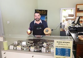 Ángel de Cos sostiene un helado y un queso, ambos artesanos y de elaboración propia.