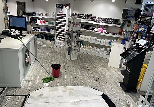 La entrada y el suelo de la tienda Jevemosa mojados por las filtraciones sufridas.