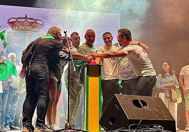 Los pregoneros y el alcalde en el momento que dieron el pistoletazo a las fiestas de San Ginés.