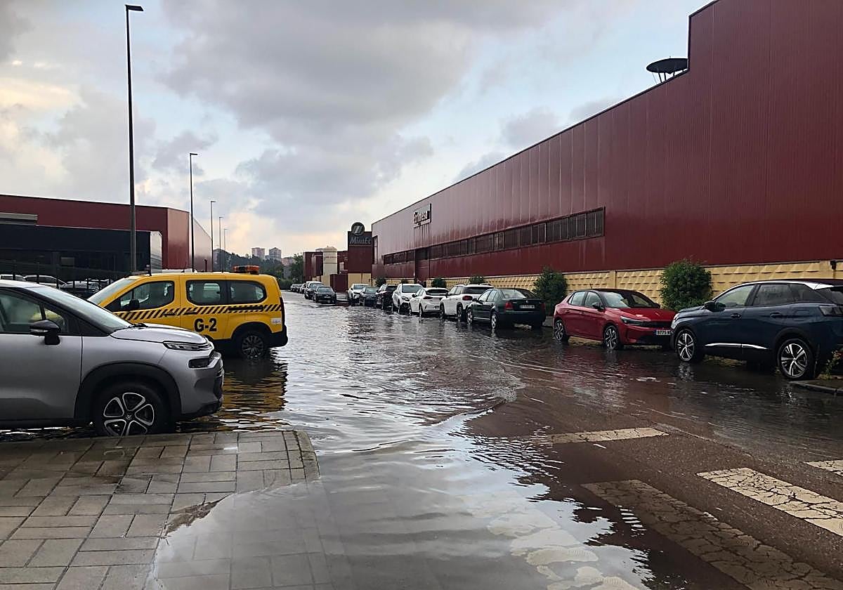 Alerta roja por lluvias en la costa: la tromba colapsa el tráfico en Santander, inunda calles y provoca retenciones en los accesos a la capital
