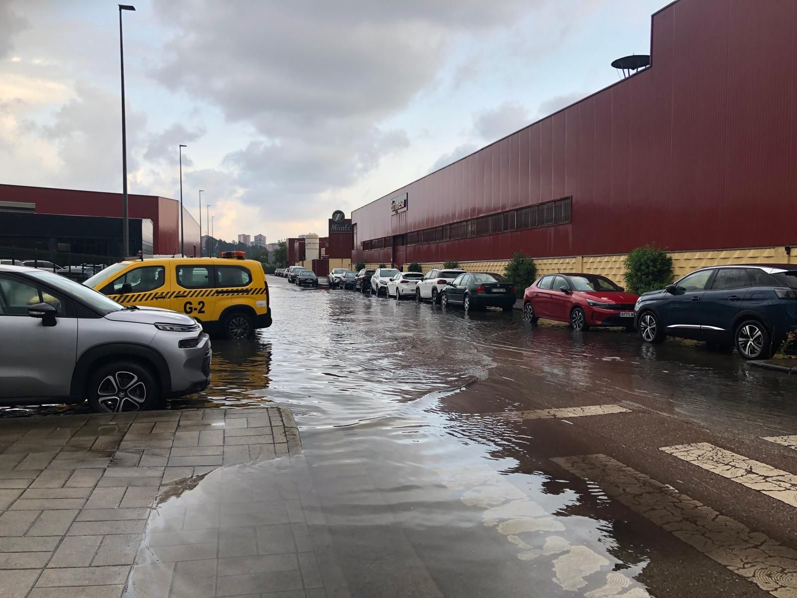 Una de las calles del polígono de Parayas donde se han formado varias balsas de agua