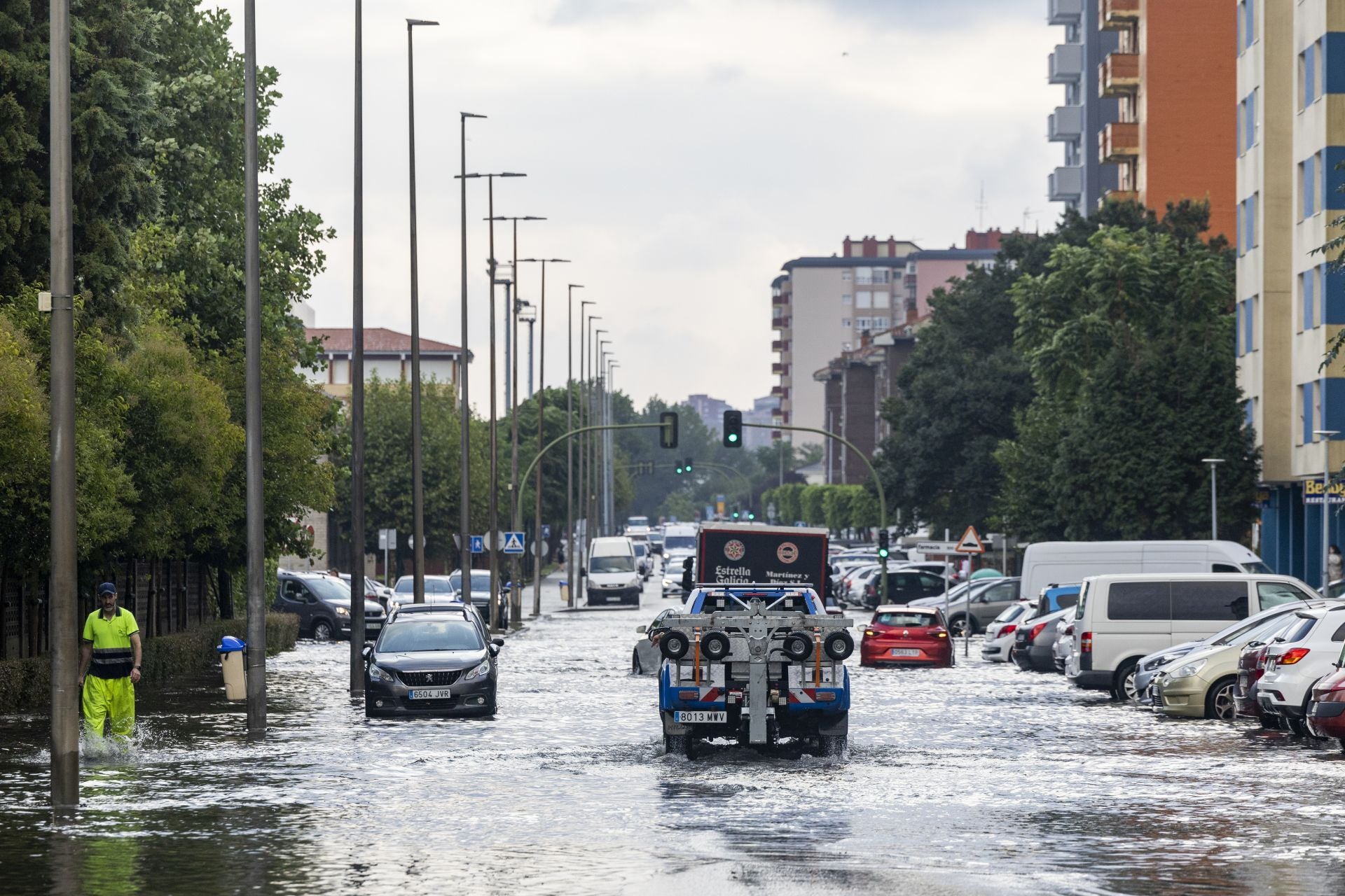 Circulación espesa debido al agua en las calles en el área de El Alisal