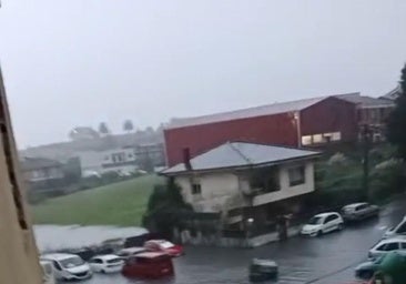 El agua alcanzó las ruedas de los coches en La Albericia