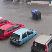 Coches afectados por las inundaciones en Maliaño.