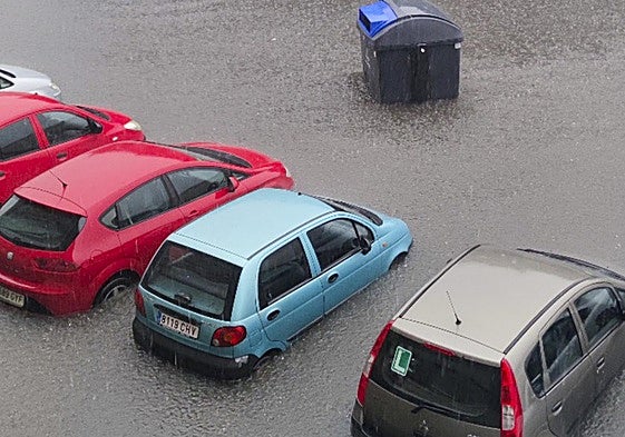 Coches afectados por las inundaciones en Maliaño.