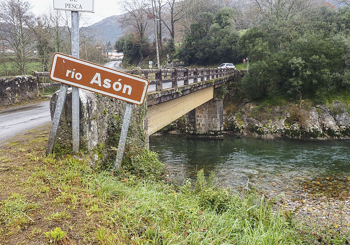 Puente en la localidad de Riva sobre el río Asón.