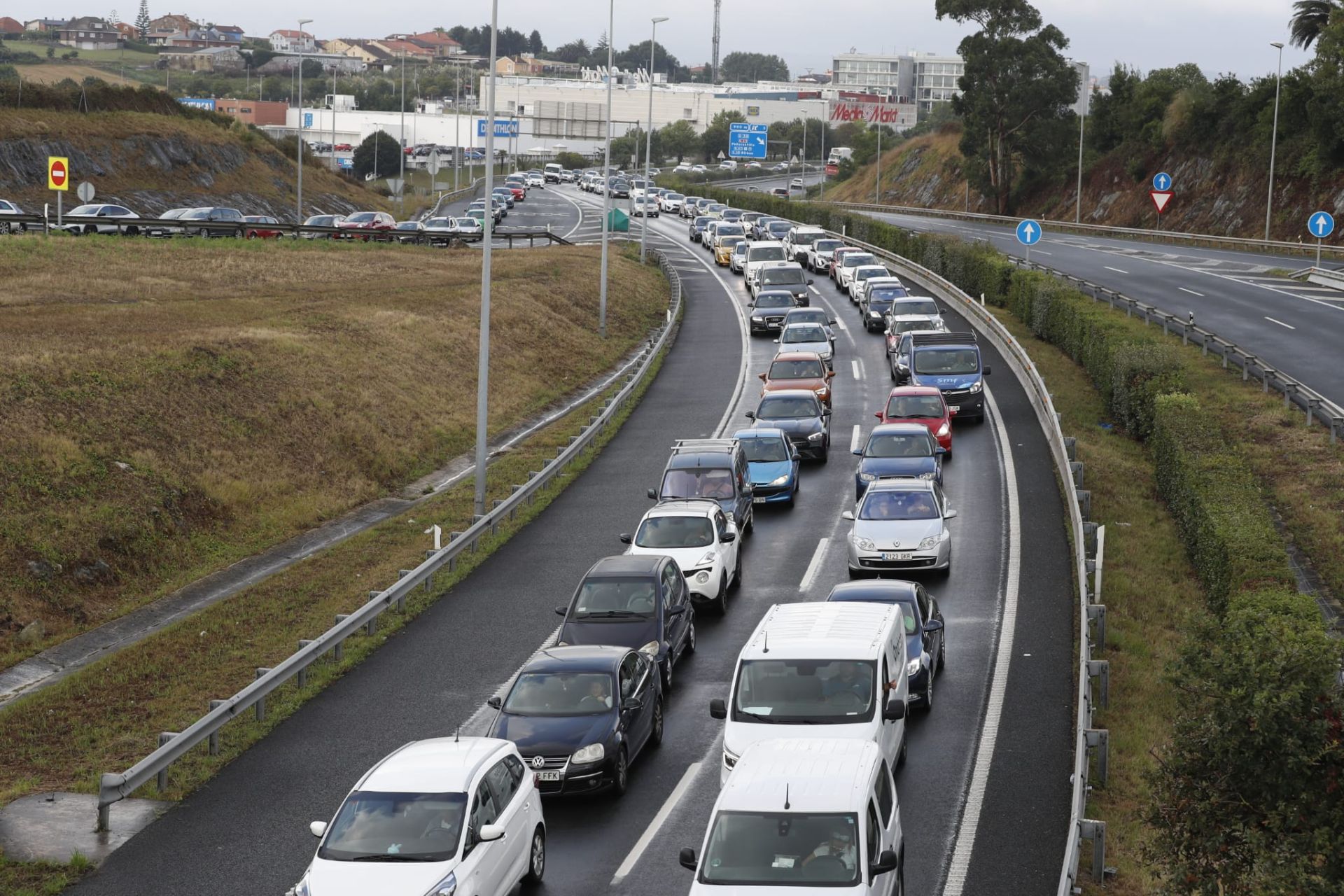 Colapso en la S-20, a la altura del centro comercial de El Alisal