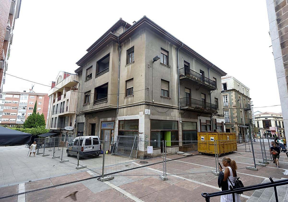 El edificio de la calle Ave María, junto a Baldomero Iglesias, que será derribado para construir nuevas viviendas.