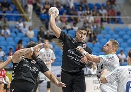 Gustavo da Silva, primera línea del Blendio Sinfín, dispara a puerta.