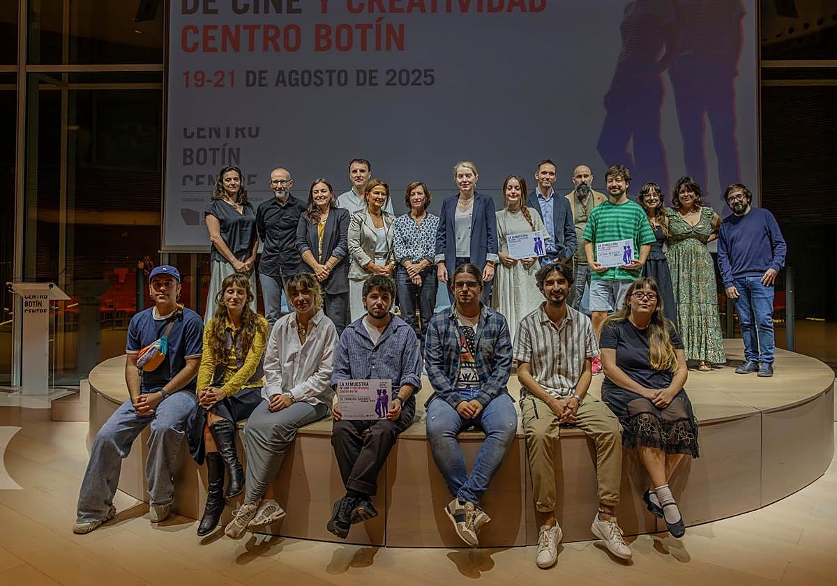 Ganadores, jurado y representantes institucionales posaron tras el acto de clausura.