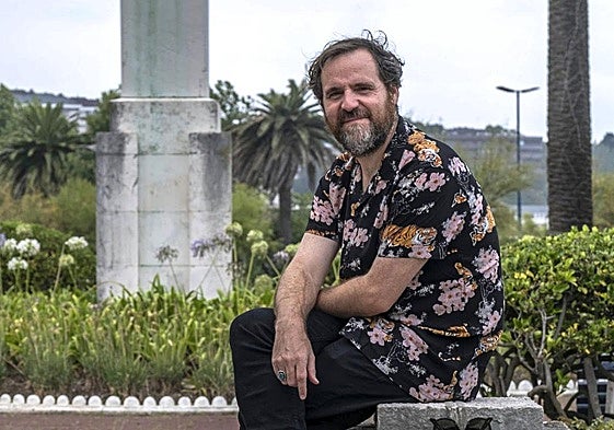 Aunque viene de vacaciones a Cantabria, Fernando Navarro sigue trabajando en sus libros y guiones.