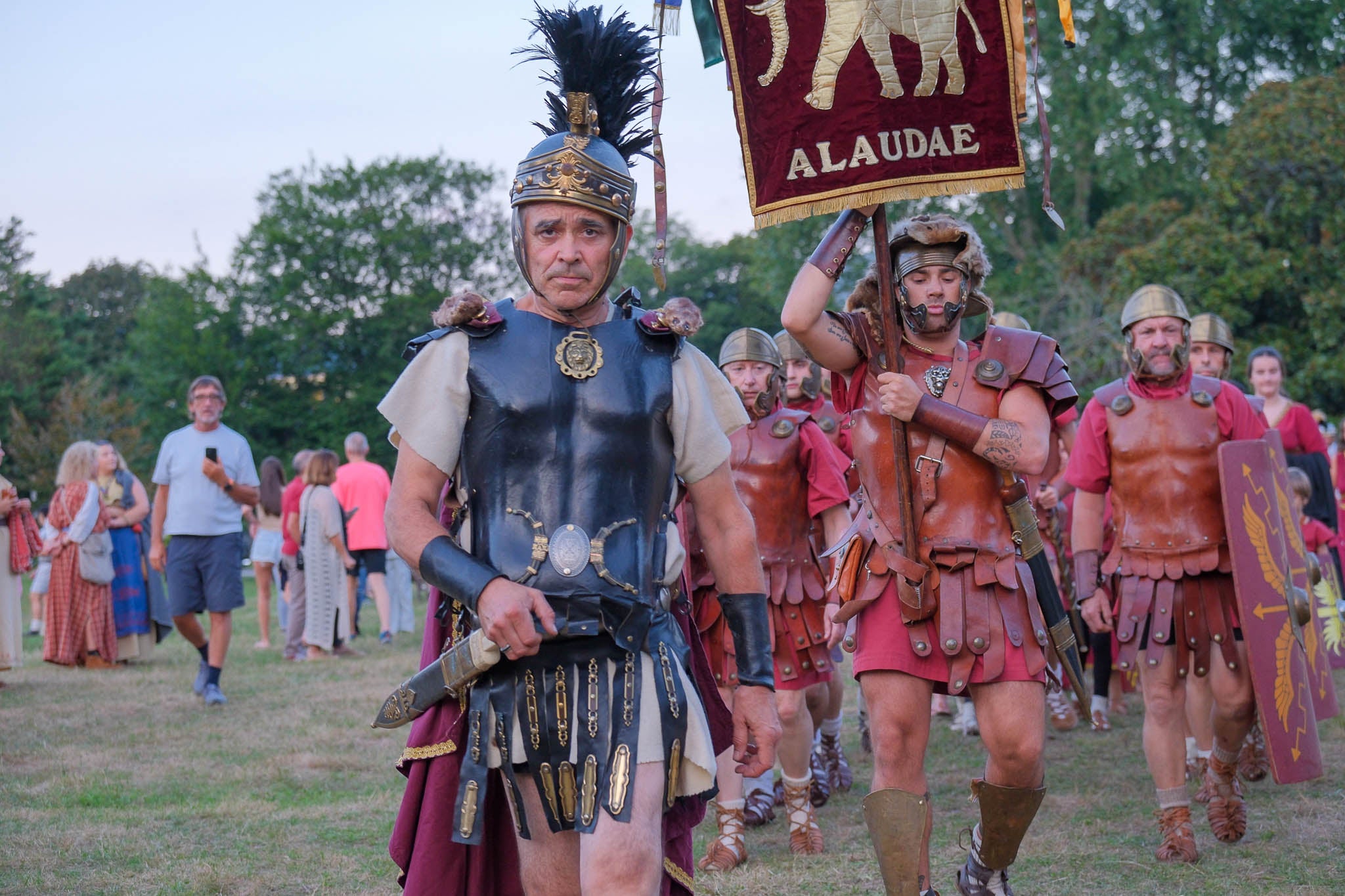Legionarios saliendo del campamento festero.