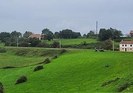 Al fondo, tras la carretera, la finca de Santa Marina donde se haría la promoción de San Vicente.