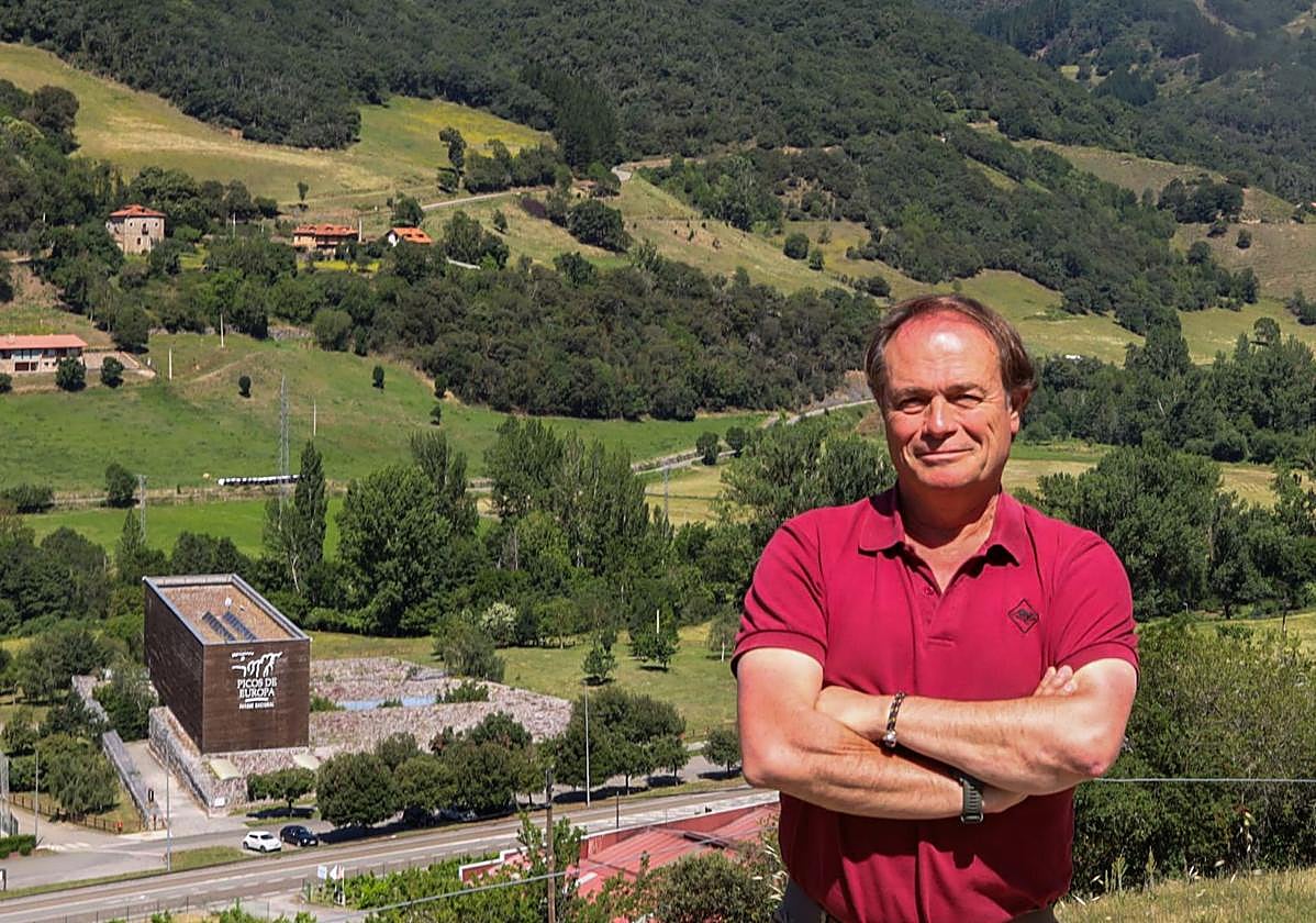 Jesús Celada, con el macizo montañoso al fondo.