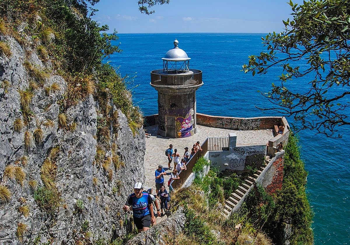 Visitantes en el Faro del Caballo en una foto de archivo.