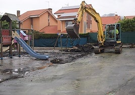 Un operario trabaja en las obras del parque infantil del barrio San José en Boo de Piélagos.