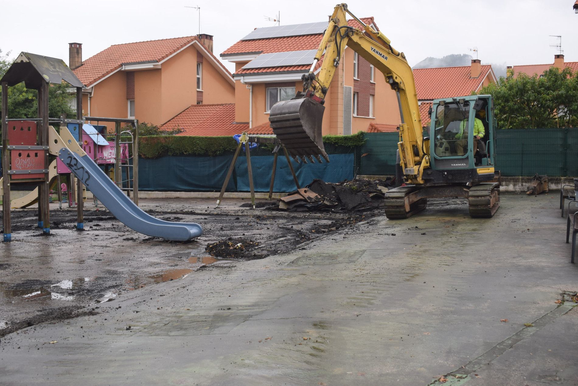 Un operario trabaja en las obras del parque infantil del barrio San José en Boo de Piélagos.
