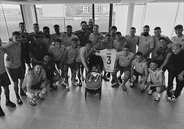 Saúl, junto a sus compañeros y su hijo, en una foto publicada por el propio futbolista.
