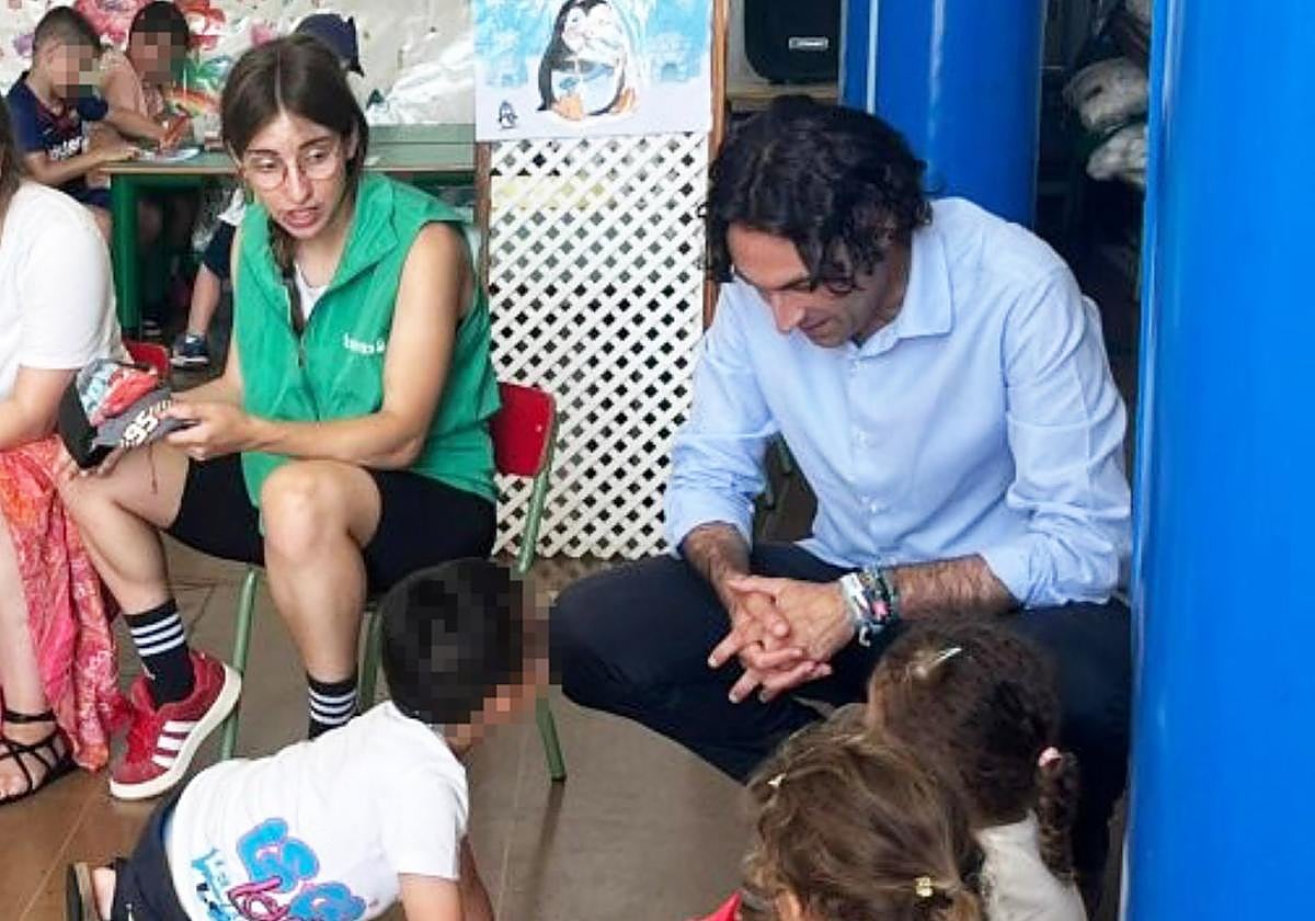 El alcalde durante una de las visitas a la Ludoteca municipal.