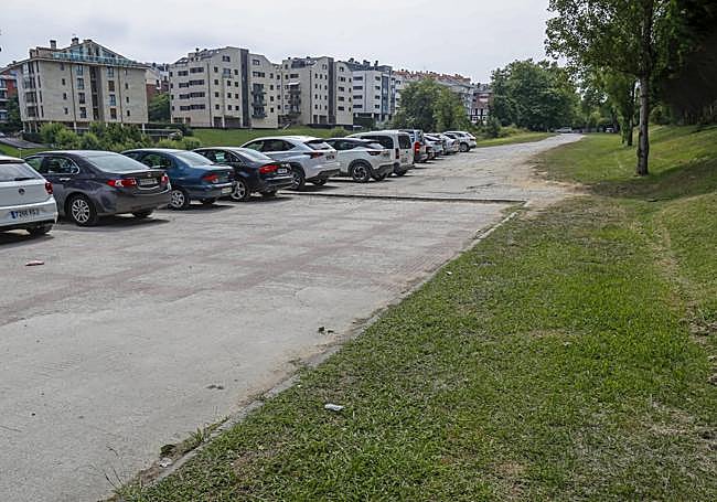 Punto donde termina el aparcamiento de coches (en el bordillo) y donde empezará el de autocaravanas. j. cotera