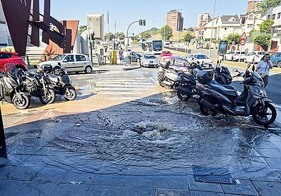 Reventón de la tubería en la Avenida de Valdecilla.