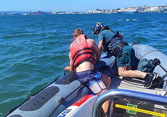 Imagen del momento en el que la Guardia Civil rescata a los jóvenes.