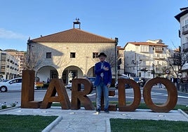 Antuán en la inauguración de las letras gigantes de Laredo en la Plaza Cachupín.