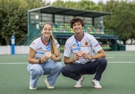 Patricia y Nicolás Álvarez Nárdiz posan en uno de los campos de hockey de La Albericia con sus medallas de bronce del Europeo.