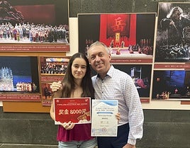 Marta Cubas Hondal, con su premio, junto al acordeonista internacional Yuri Shishkin.