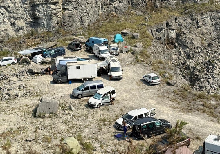 Autocaravanas estacionadas dentro de la cantera donde se celebra la rave.