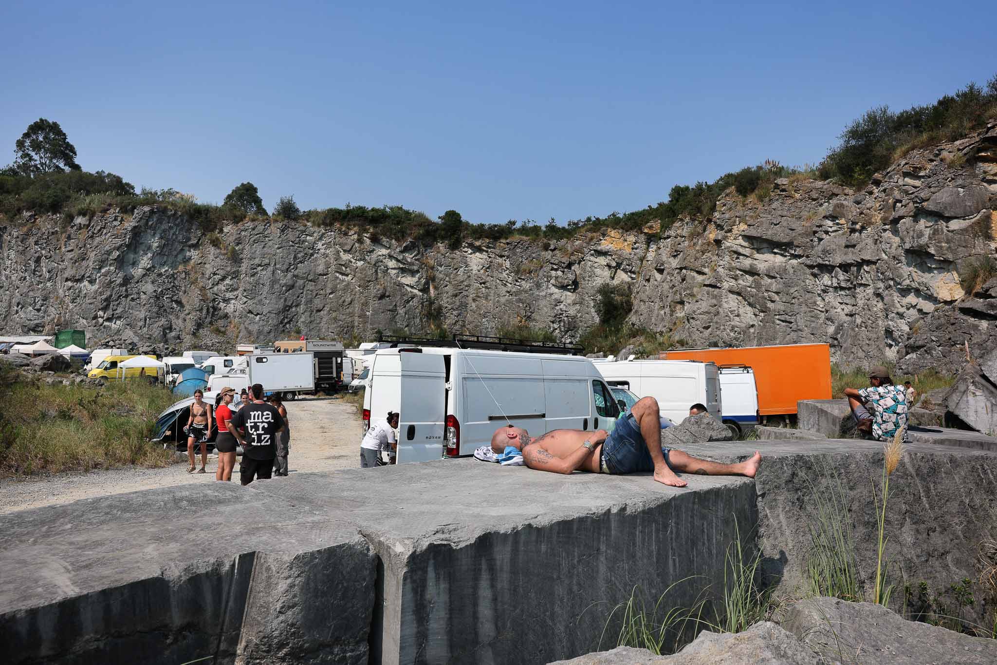 Uno de los participantes de la rave toma el sol frente a la zona de acampada. 