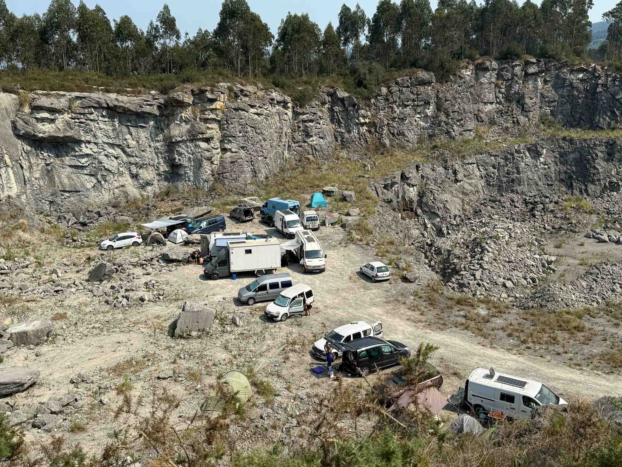 Vista aérea de una de las zonas donde están estacionados los vehículos.