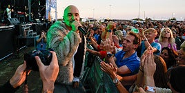 Tim Booth, vocalista de James, ayer, junto a sus fans en el recinto de la Virgen del Mar.