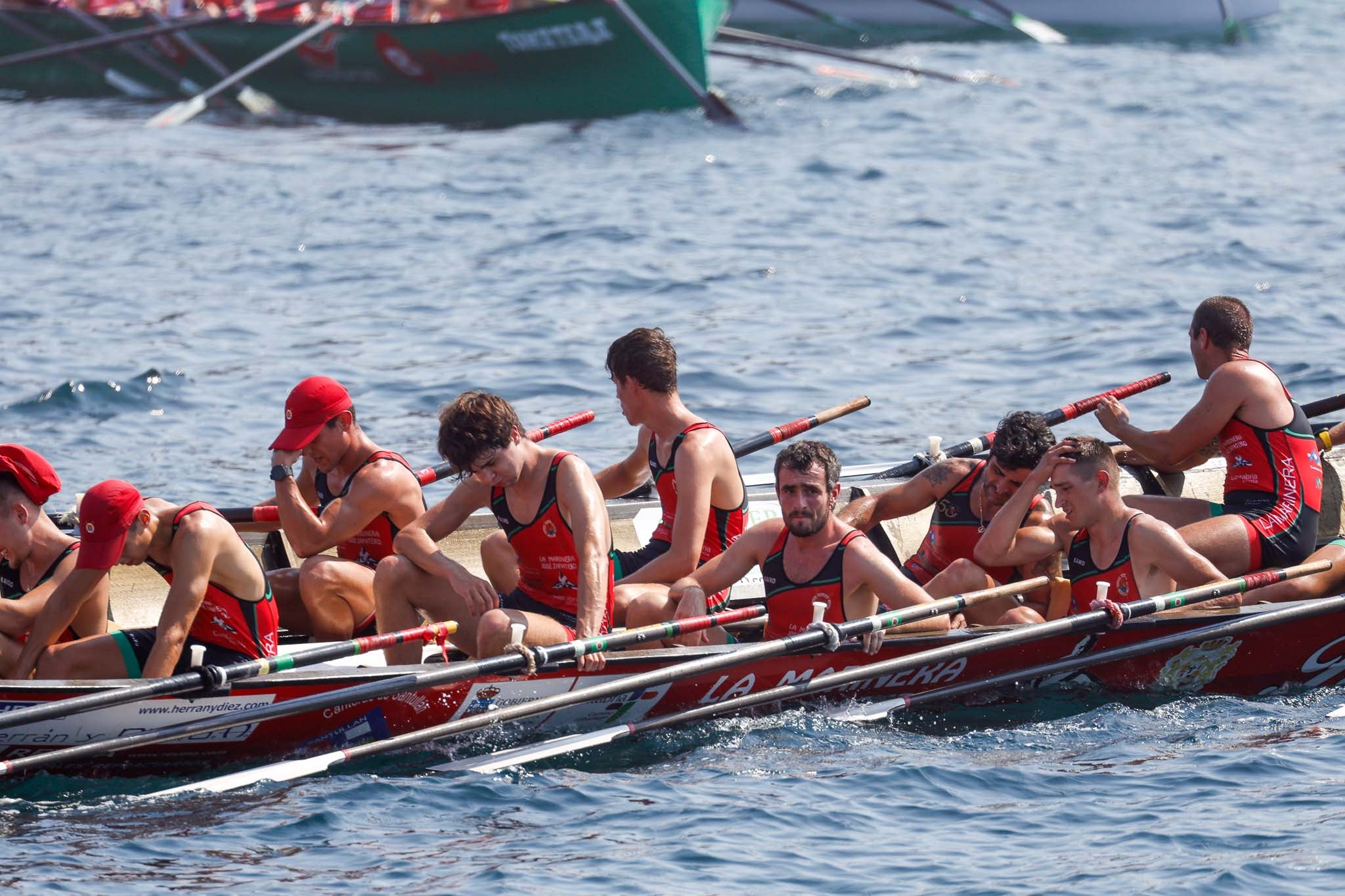 Los remeros de Castro, tras concluir su regata.