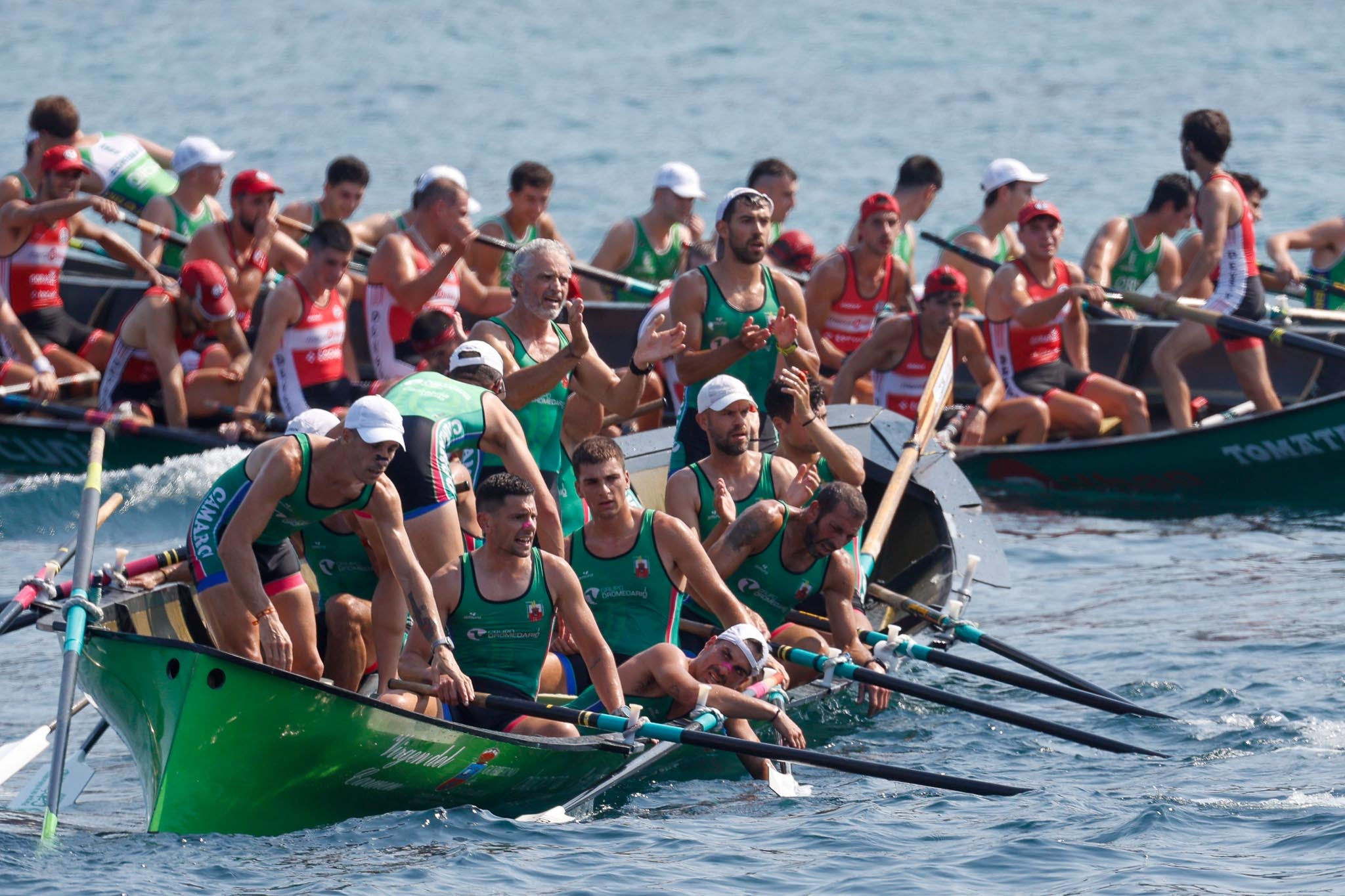 Los camargueses, exhaustos, celebran su clasificación al playoff por la permanencia.