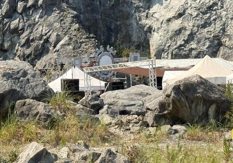 Imagen del escenario montado dentro de la cantera.