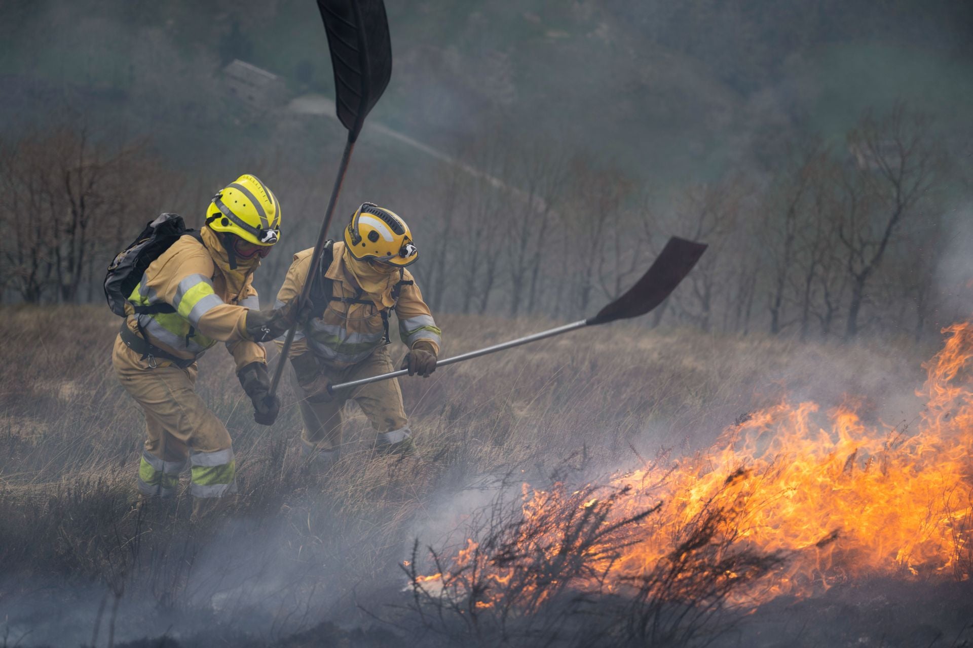 Bomberos forestales sofocando un incendio que se generó en Ruente el pasado marzo.