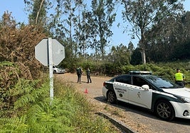 Autocaravanas estacionadas dentro de la cantera donde se celebra la rave.