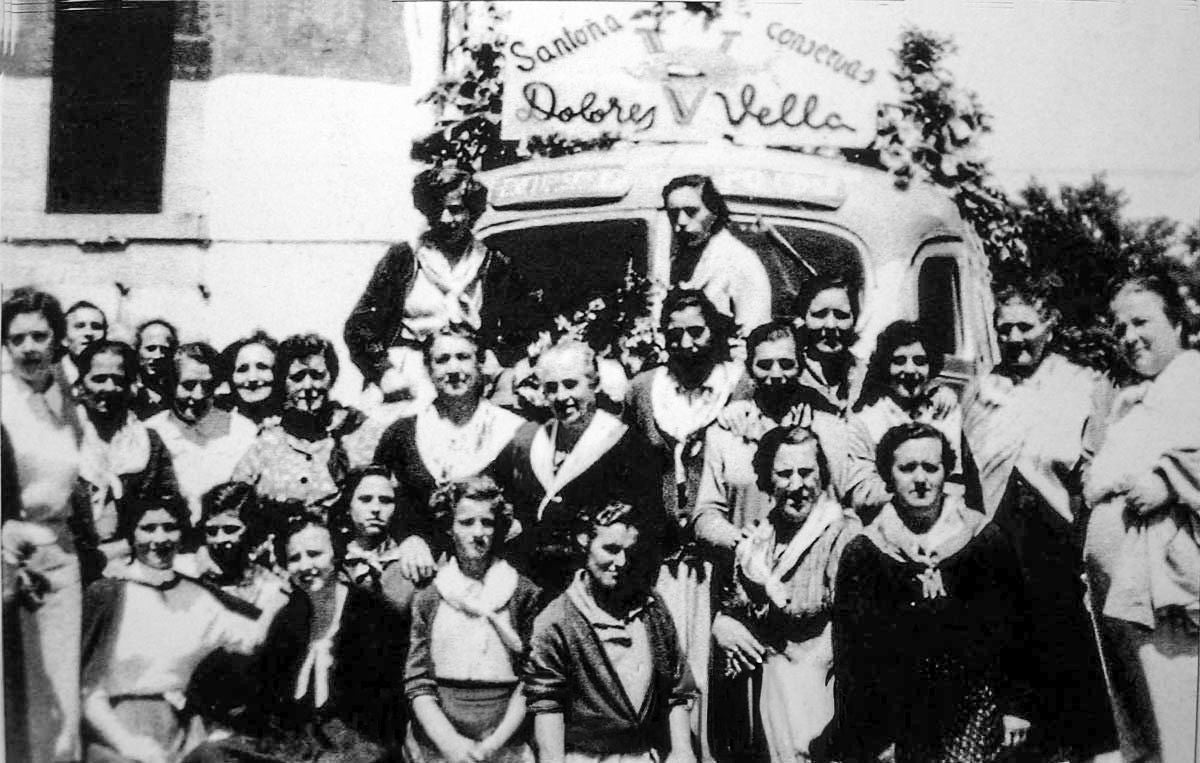 Trabajadores de la fábrica Dolores Vella de Santoña.