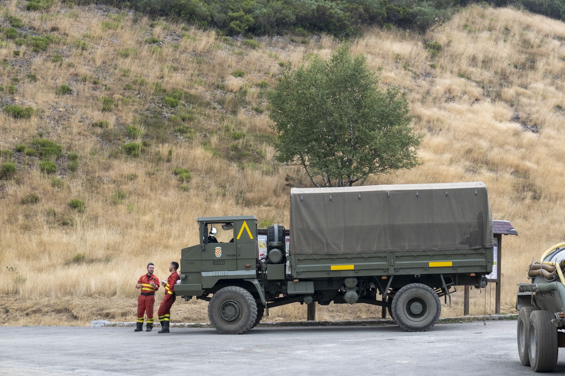 Un retén de la UME con dos efectivos en el puerto de Pandetrave.
