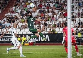Asier Villalibre, al remate en un partido en el que marcó dos goles tras salir al campo cuando estaba a punto de cumplirse la hora de juego.