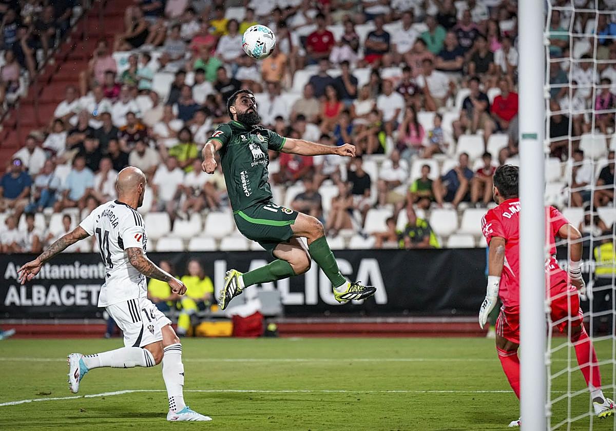 Asier Villalibre, al remate en un partido en el que marcó dos goles tras salir al campo cuando estaba a punto de cumplirse la hora de juego.