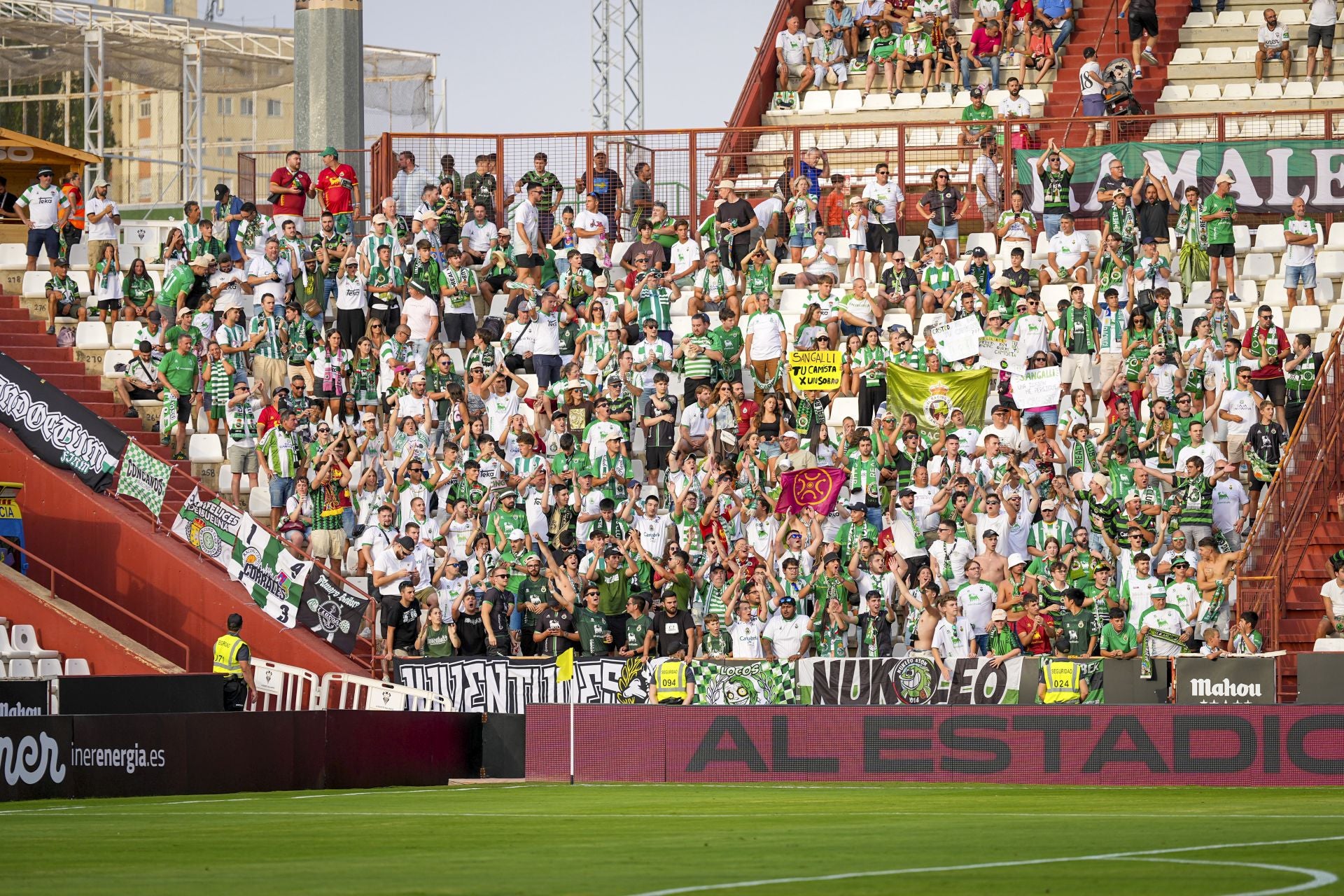 La afición verdiblanca desplazada a Albacete.