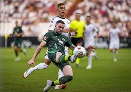 Manu Hernando golpea el balón ante un rival del Albacete.